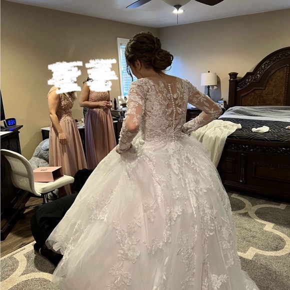 Essence of Australia wedding dress
Color: White
Size 8
Long Ivory veil included - Picture 3 of 3